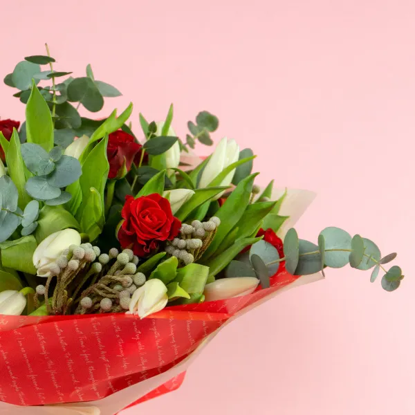 Букет из 10 роз и 25 тюльпанов