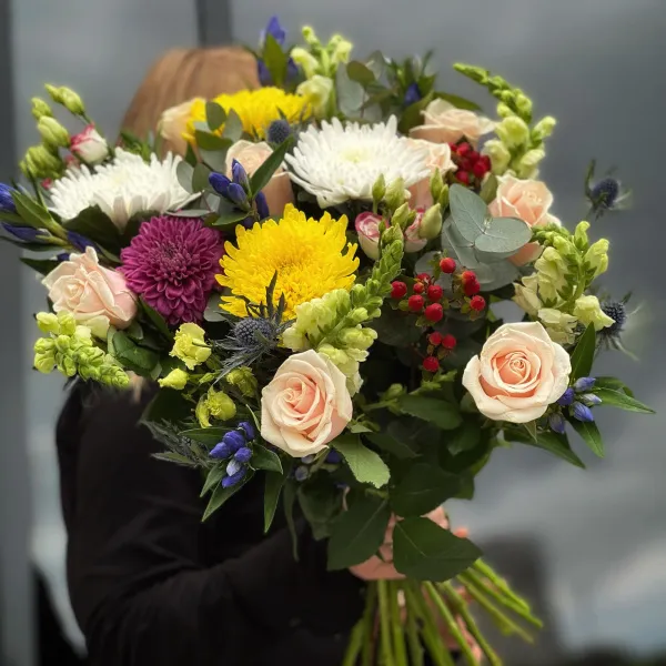 Букет из роз, хризантем и эустом