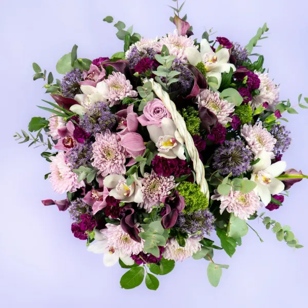 Орхидеи и хризантемы в корзине