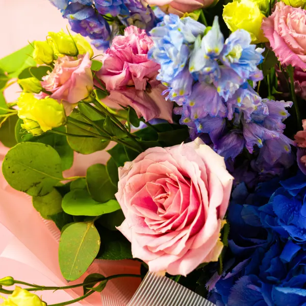 Букет из гортензий, роз и гвоздик