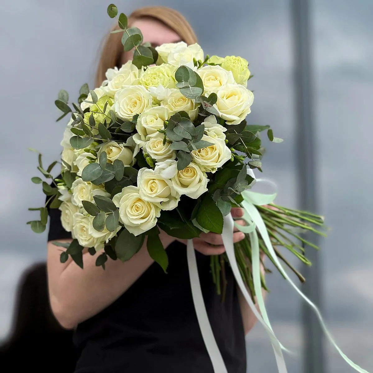 Букет из роз микс, фрезия