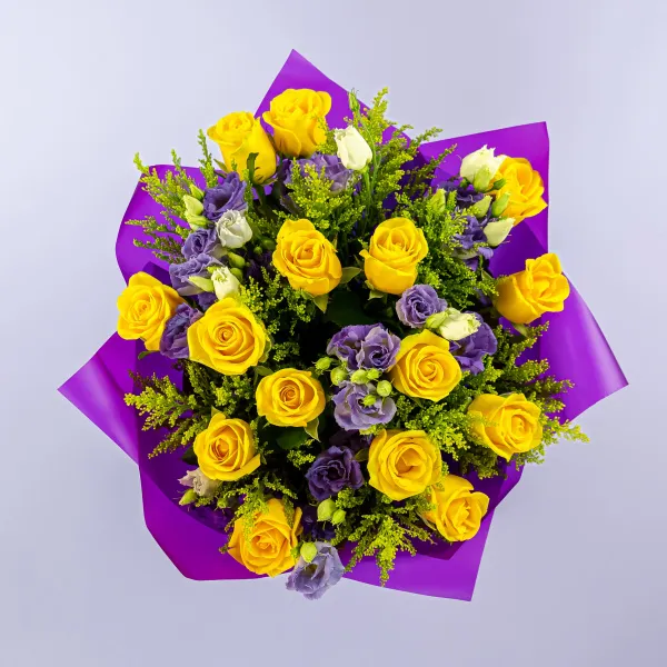 Букет из эустом и жёлтых роз