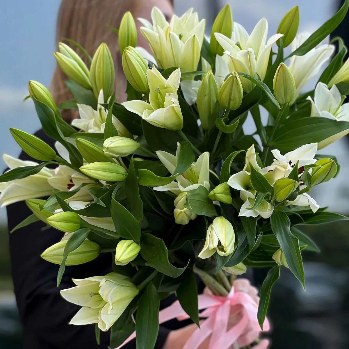 9 бело-зелёных лилий