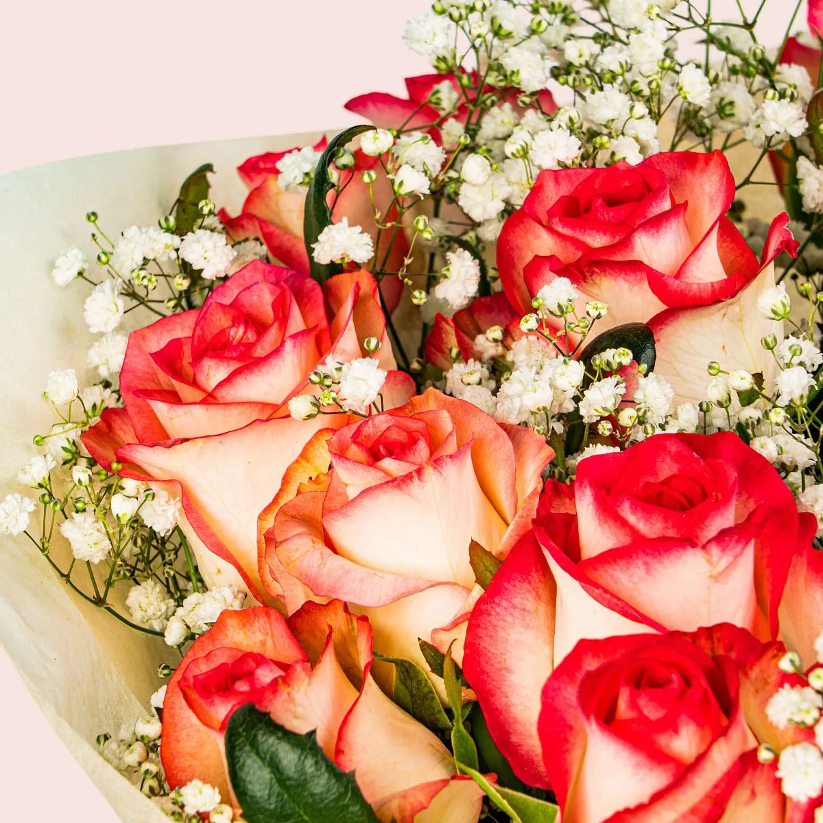 Букет из роз и гипсофилы