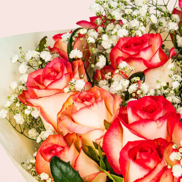 Букет из роз и гипсофилы