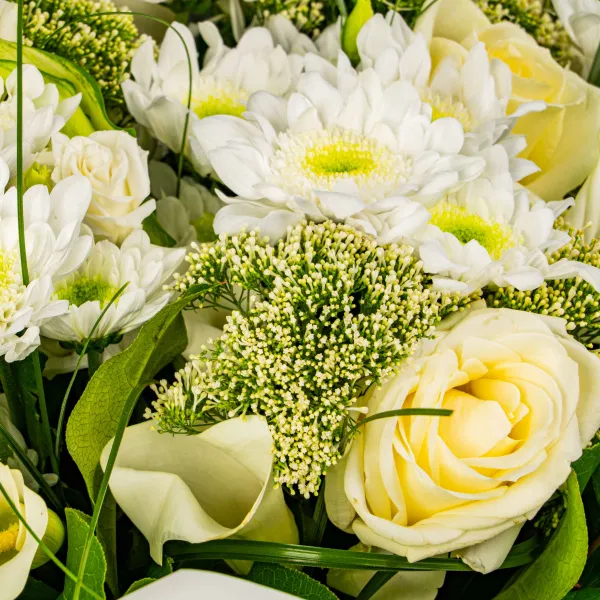 Белые каллы, розы и хризантемы