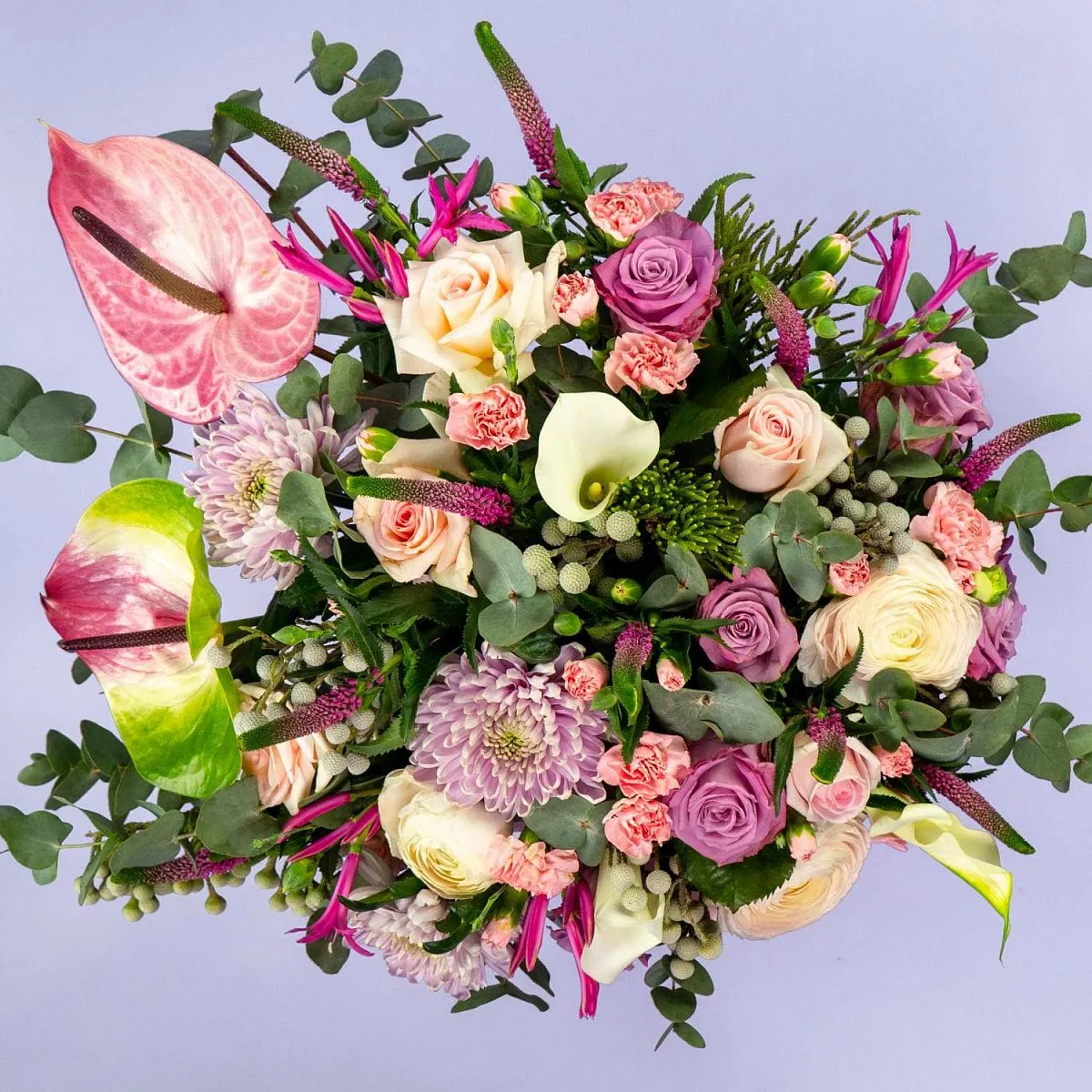 Антуриумы, ранункулюсы и розы в коробке