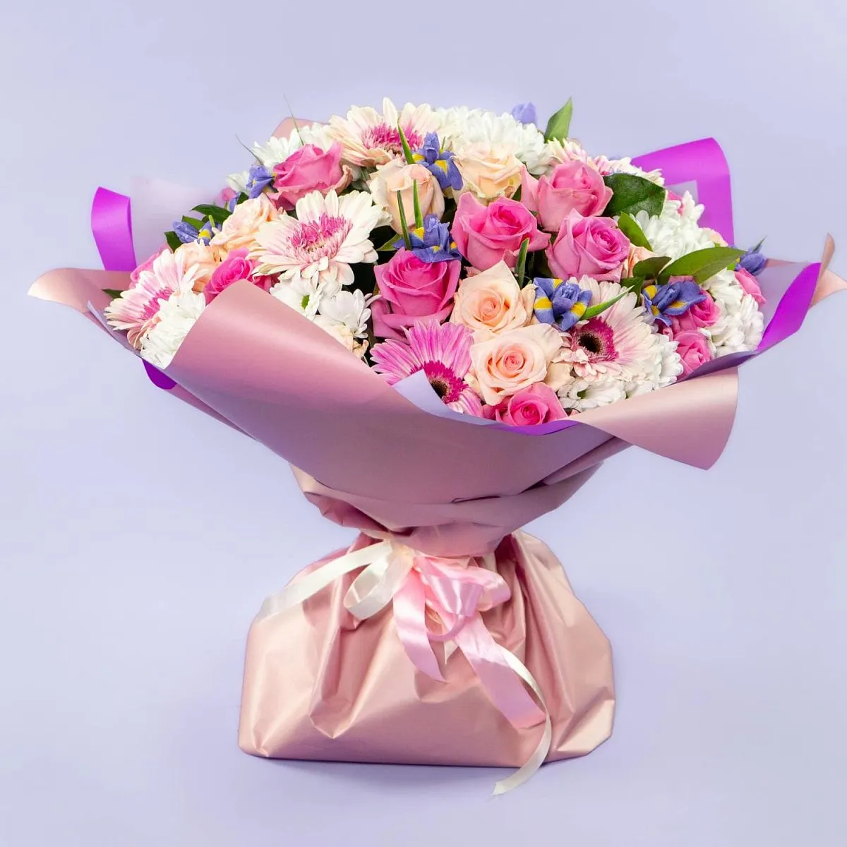 Букет из ирисов, гербер микс и роз микс