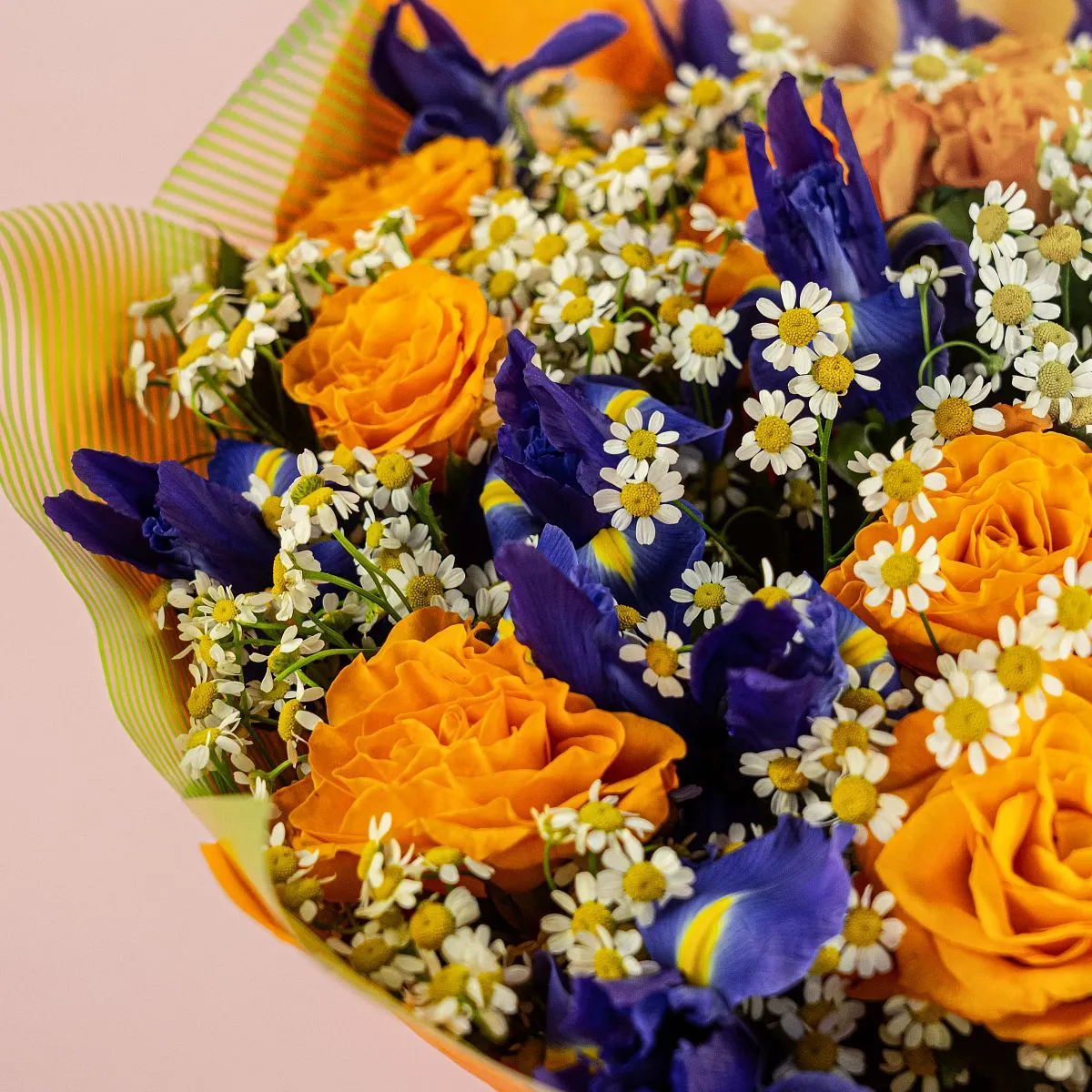 Букет из ирисов и оранжевых роз