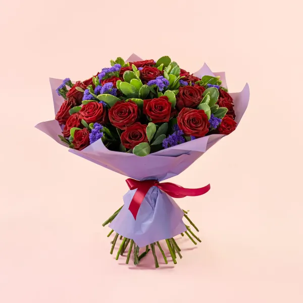 Букет из красных роз и статицы