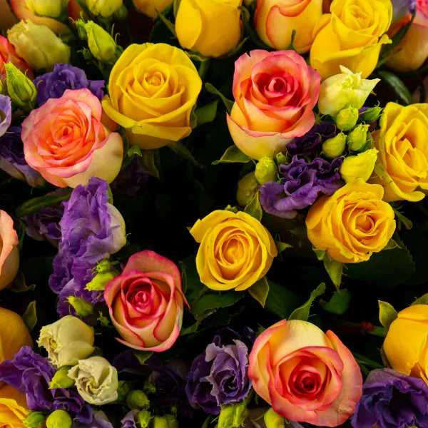 Букет из эустом и роз микс (60 см)