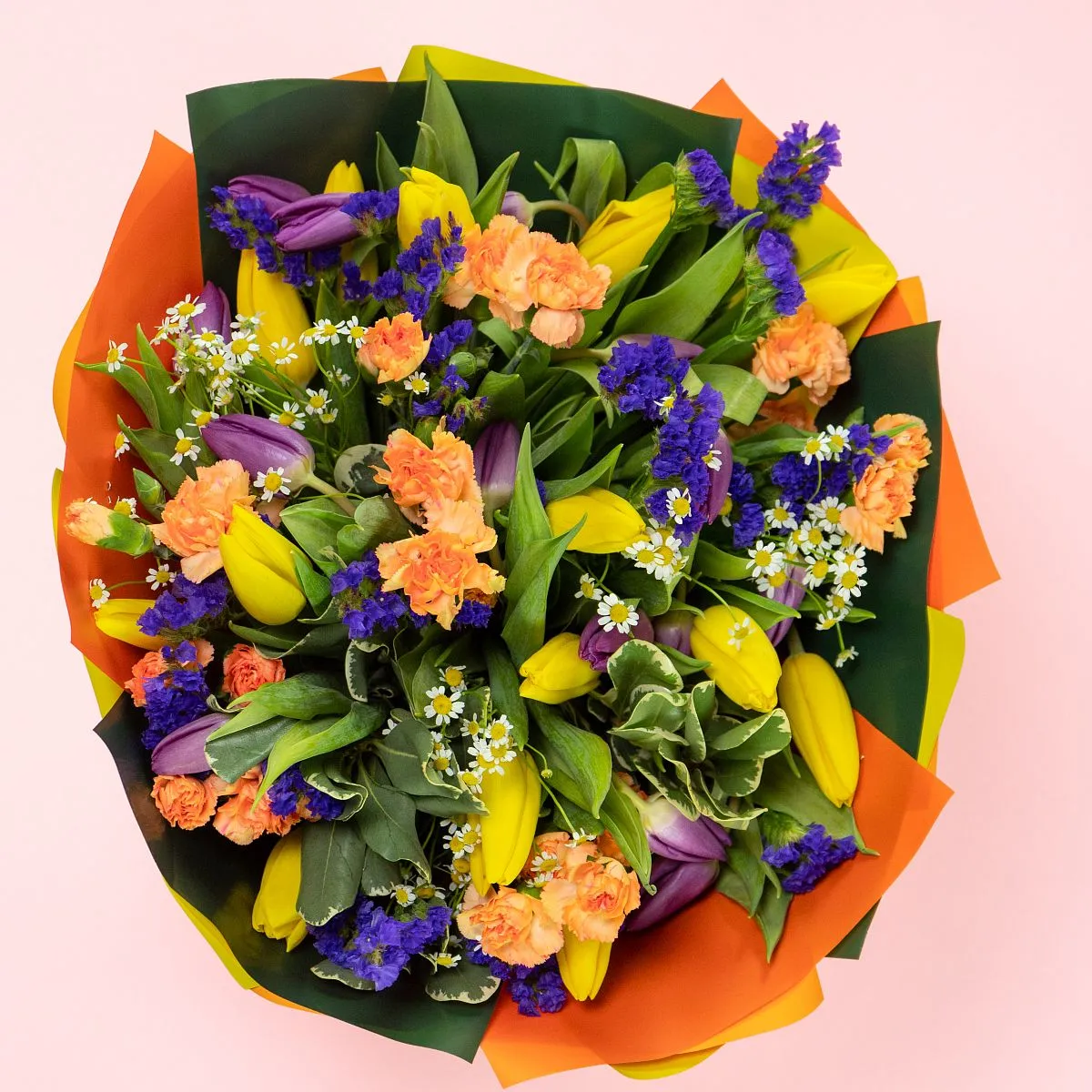 Букет из гвоздик и тюльпанов