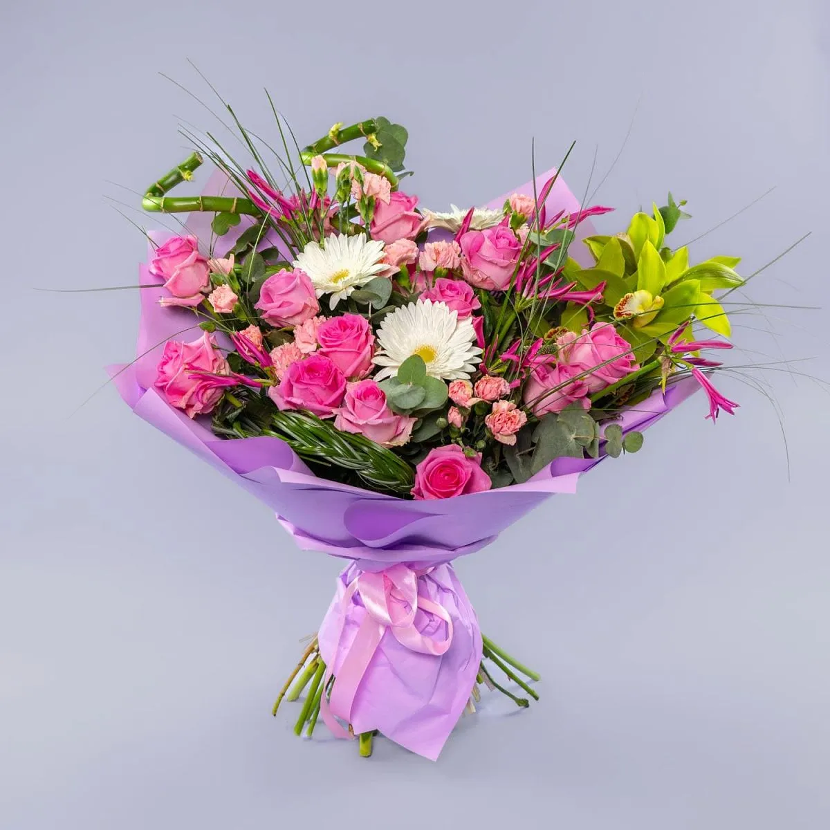 Букет из розовых гвоздик и роз