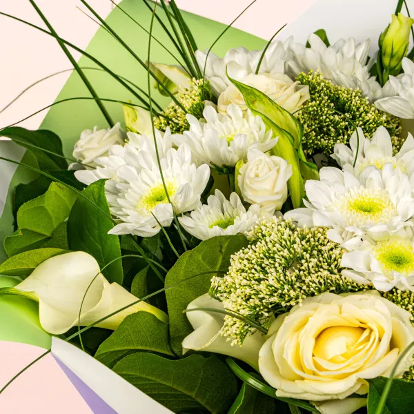 Белые каллы, розы и хризантемы