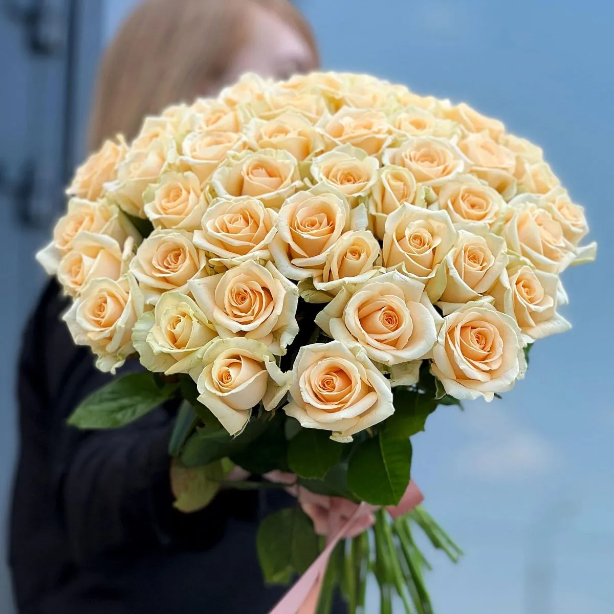 35 кремовых роз (50 см)