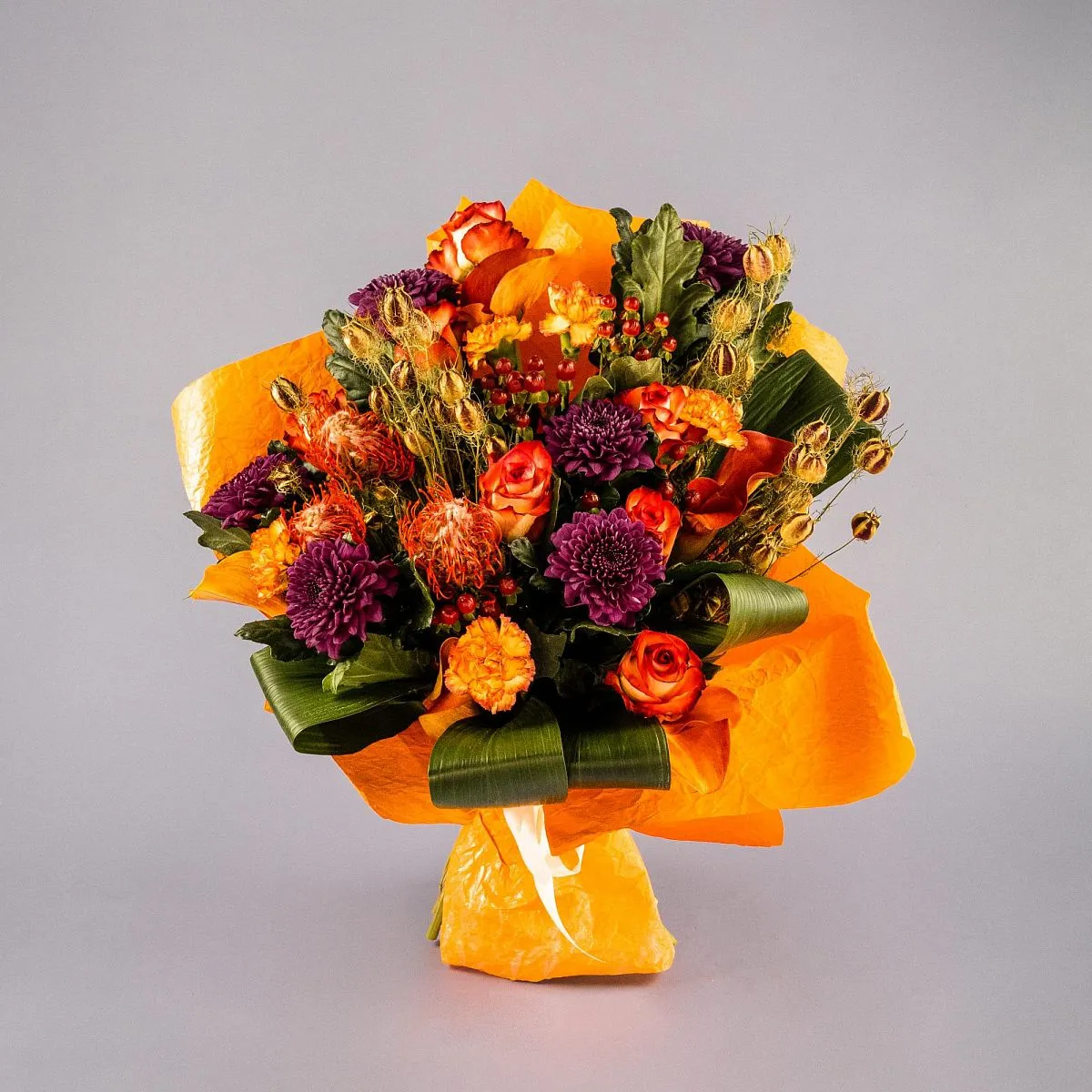 Розы, хризантемы и гвоздики в коробке