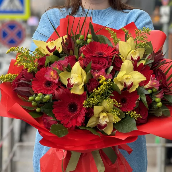 Букет из аспидистра, роз и гербер