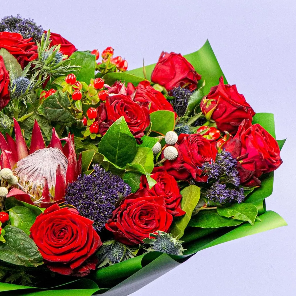 Букет из протей и алых роз