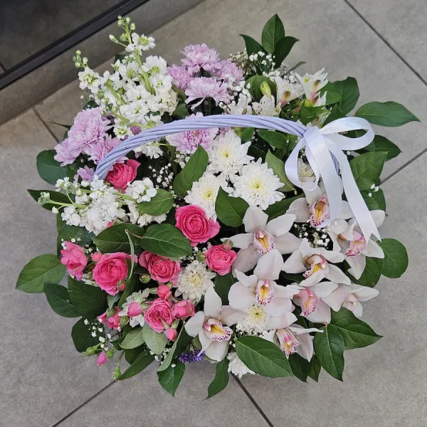 Матиоллы, альстромерии и хризантемы в коробке