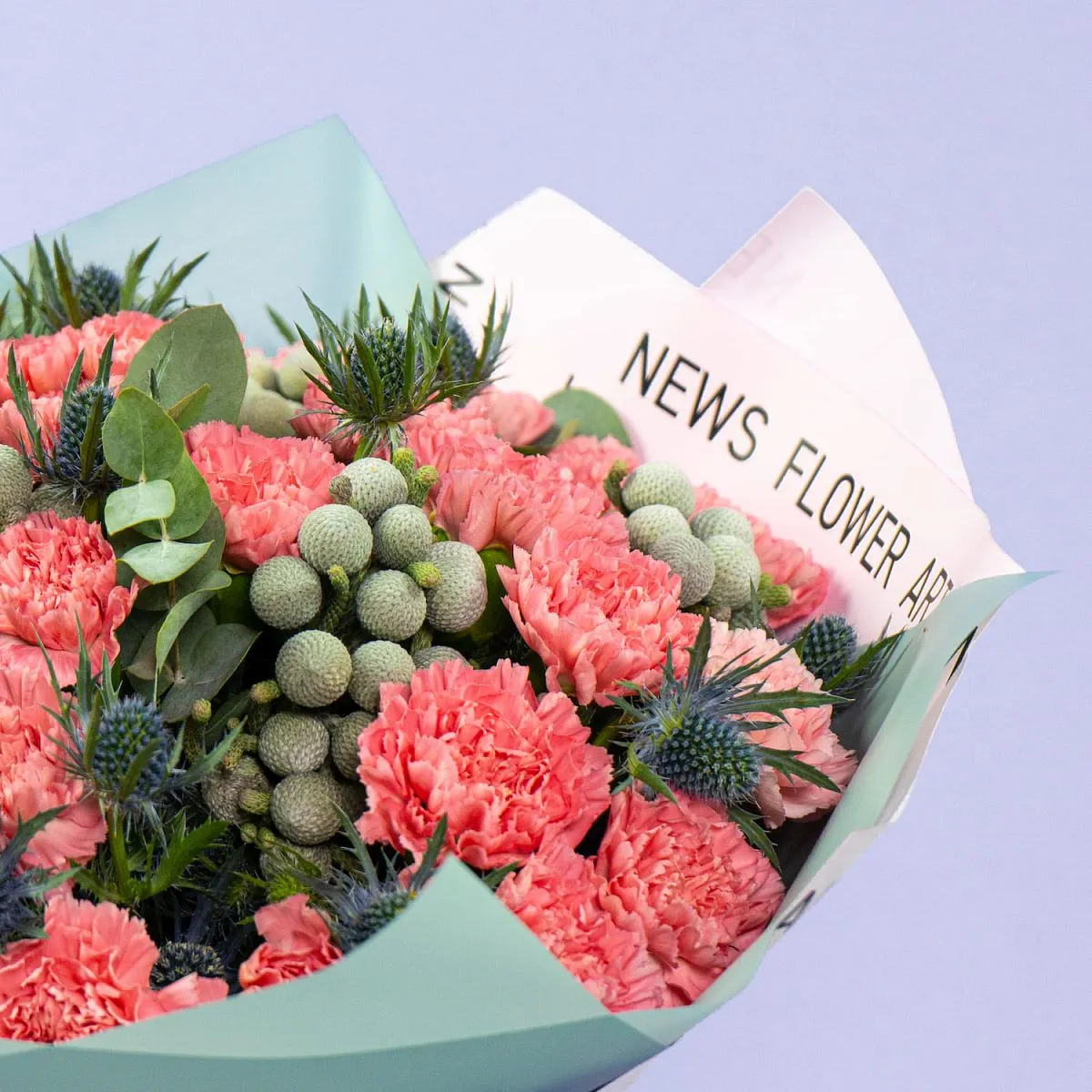 Букет из гвоздик и эрингиумов