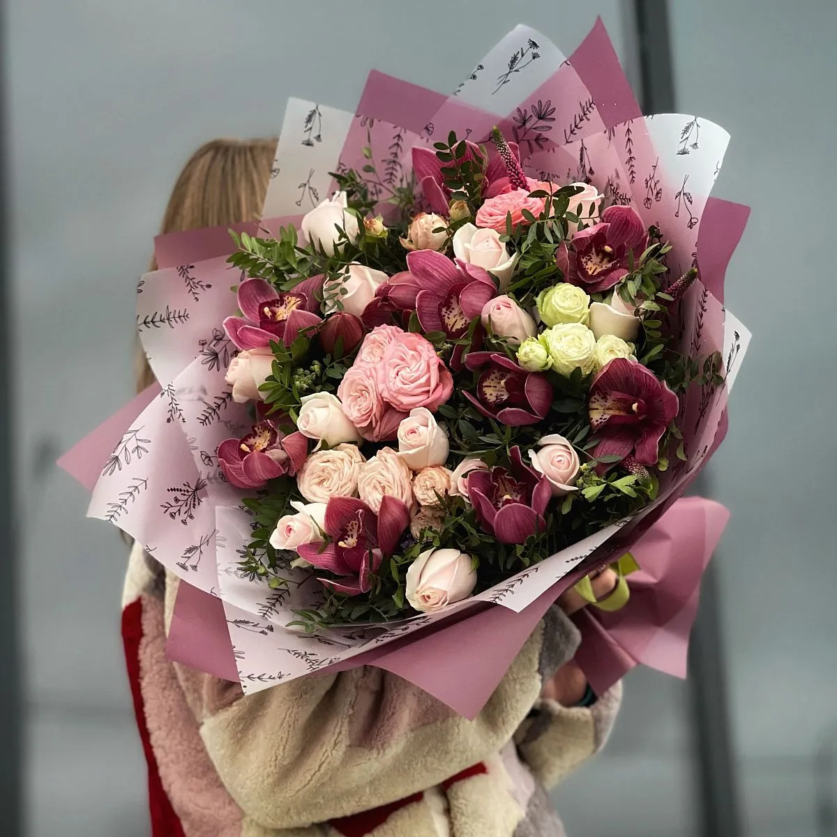 Огромный букет из роз и матиолл