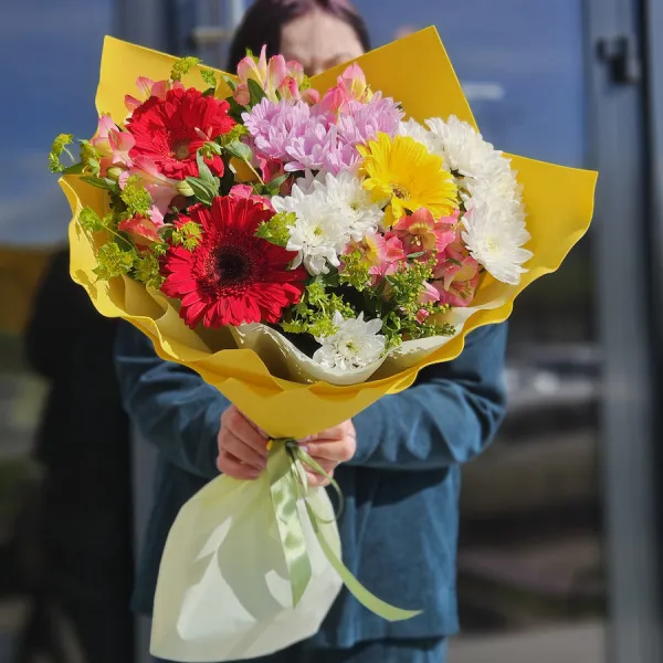 Букет хризантем, гербер и альстромерий