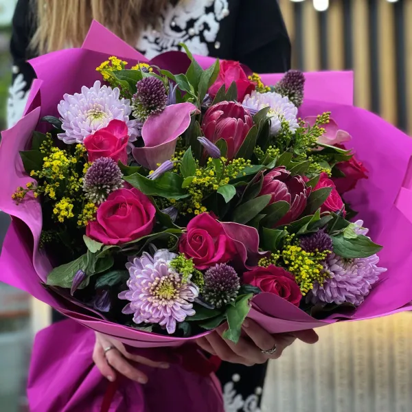 Букет из солидаго, хризантем и роз