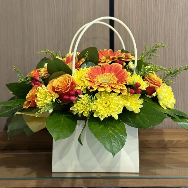 Герберы и розы в коробке