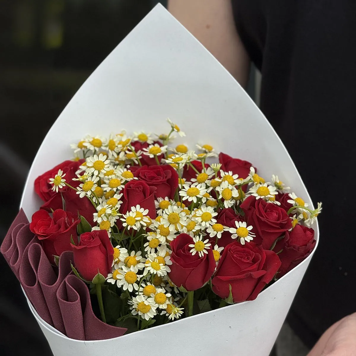 Букет из роз и танацетум