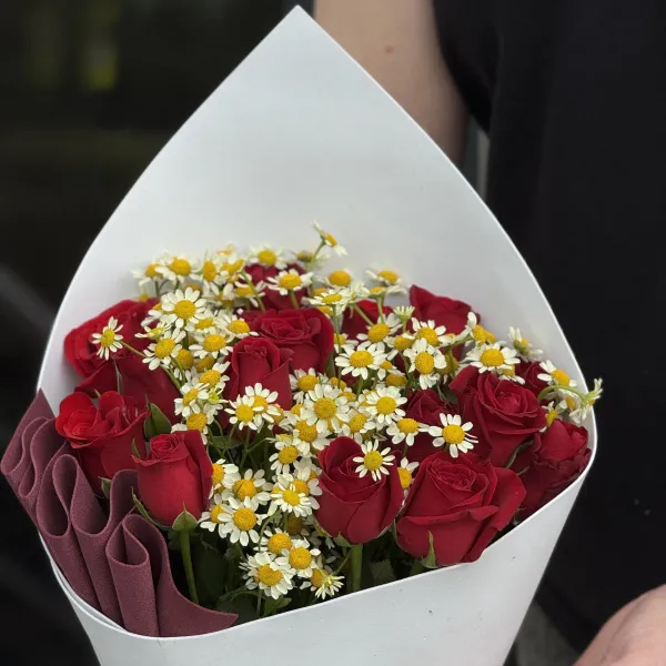 Букет из роз и танацетум