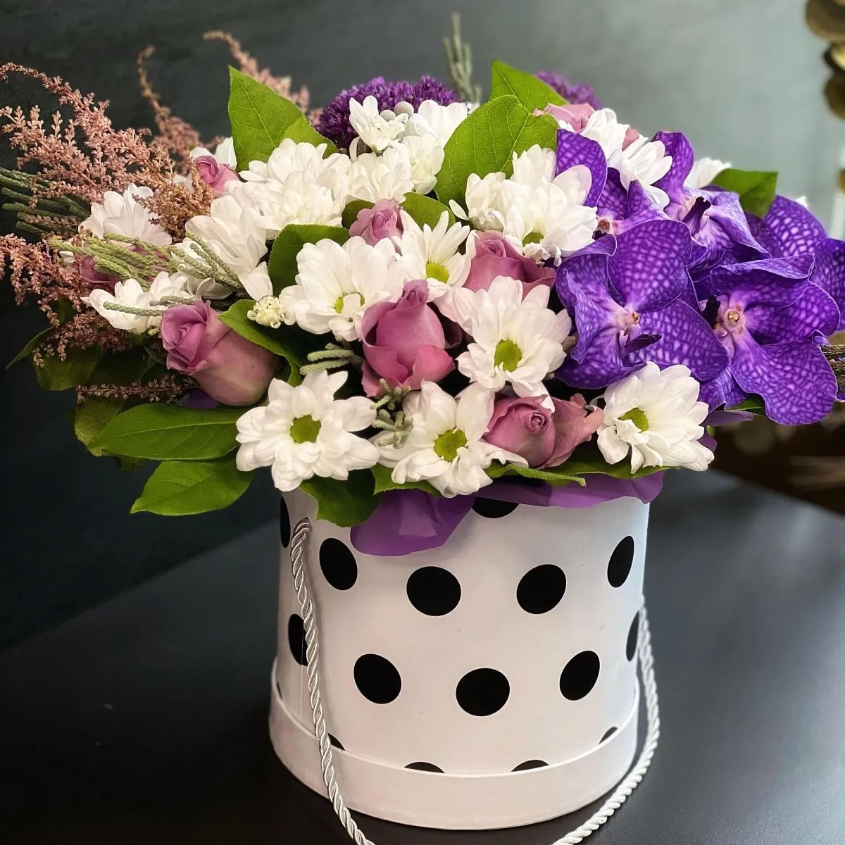 Астильбы, розы и брунии в коробке