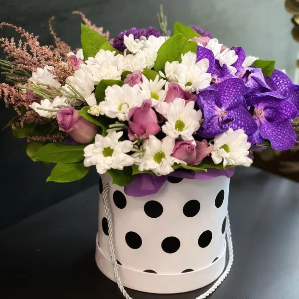 Астильбы, розы и брунии в коробке