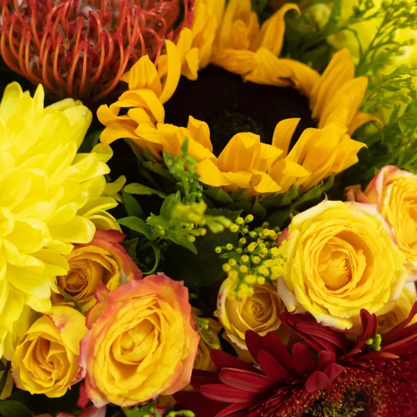 Герберы, розы и подсолнух в коробке