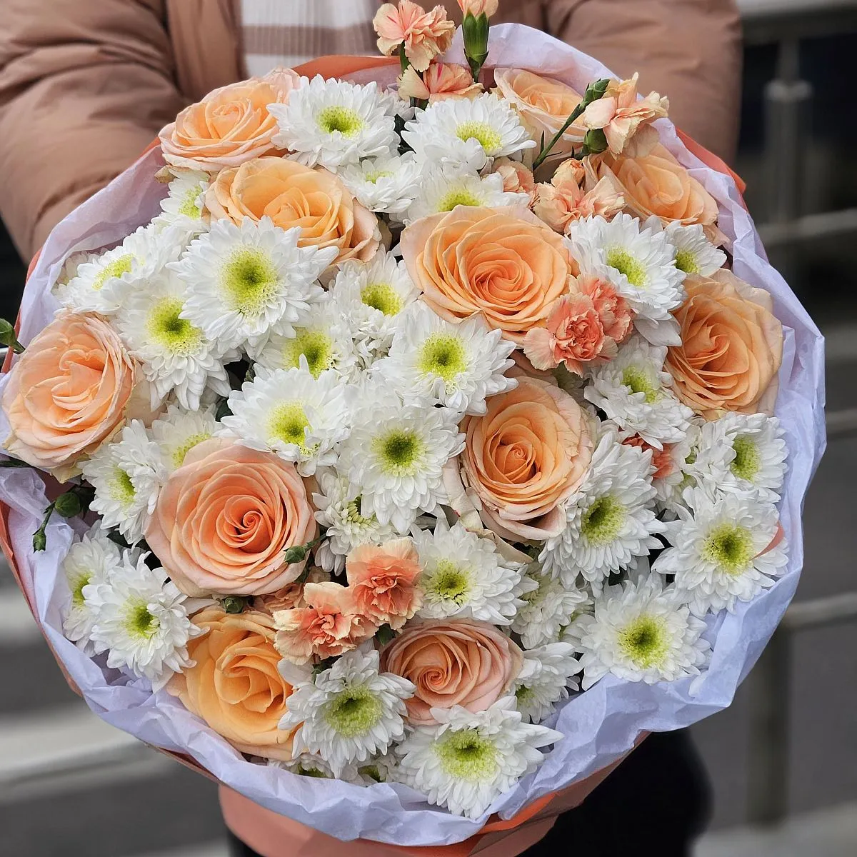 Большой букет роз, гвозик и хризантем