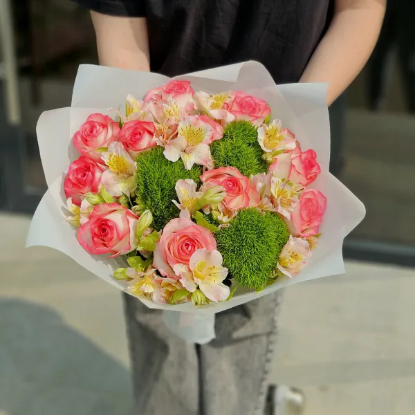 Букет из роз, альстромерий и грин трик