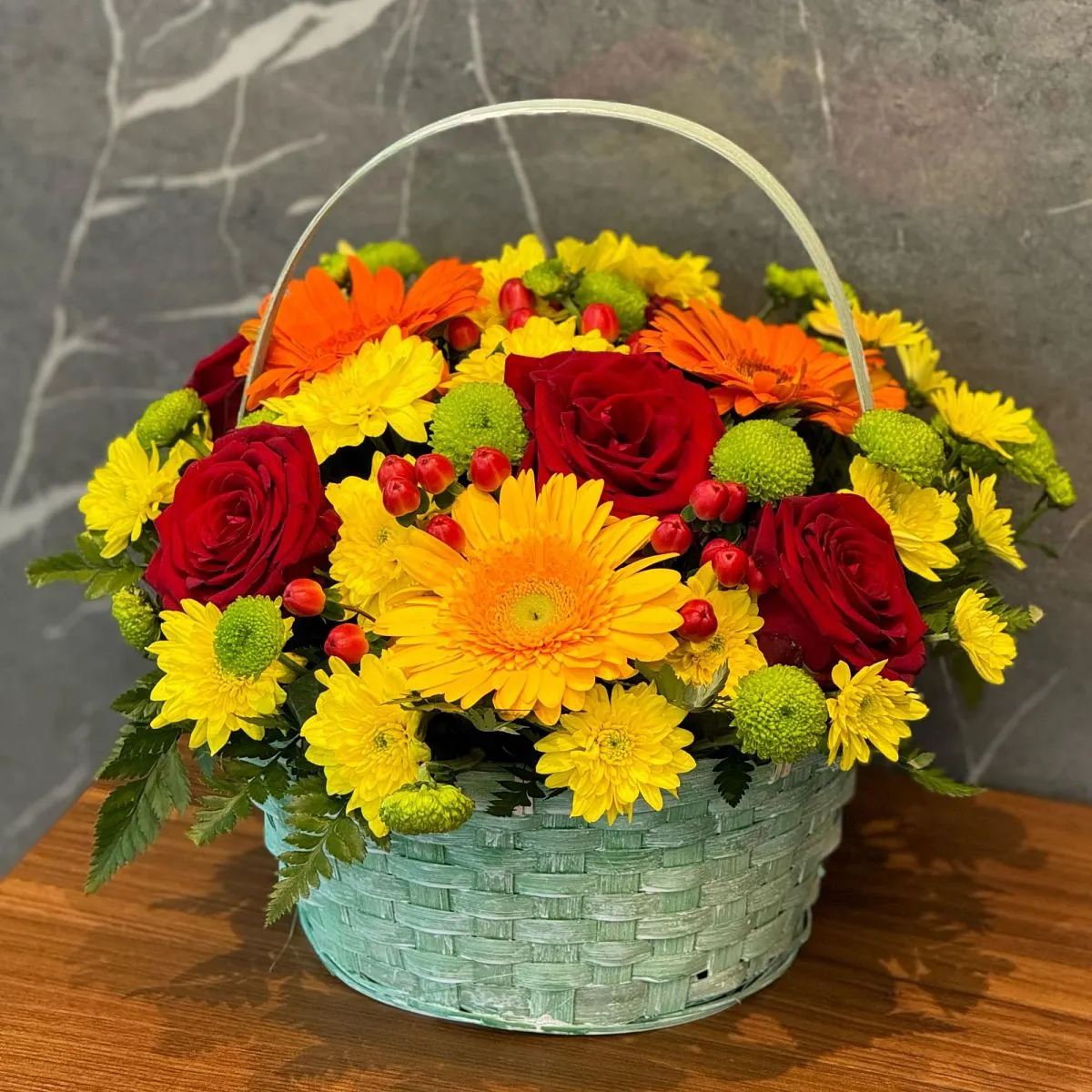 Розы, хризантемы и герберы в коробке