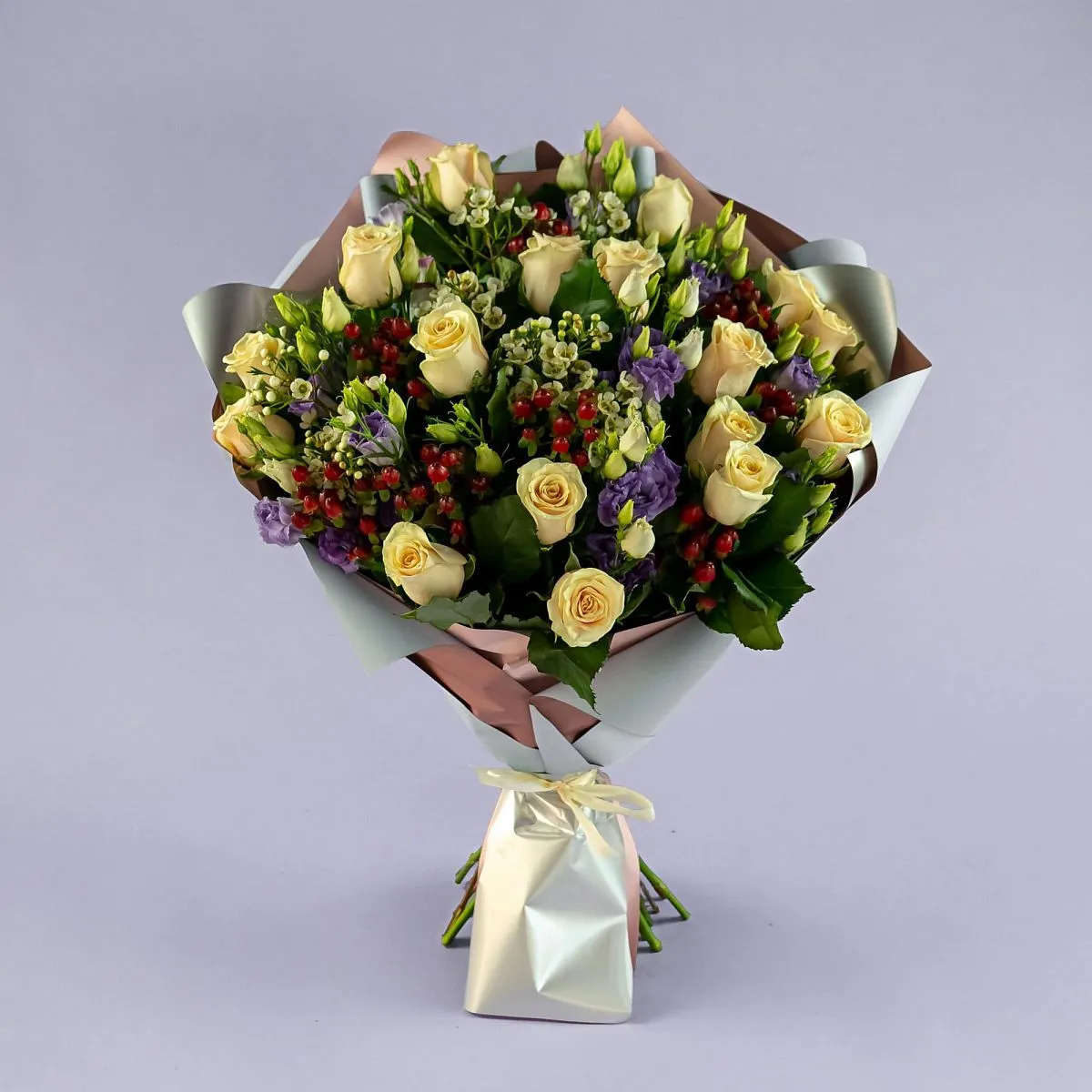 Букет из кремовых роз и эустом