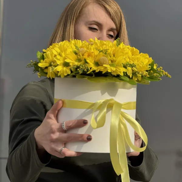 Хризантемы, солидаго и краспедии в коробке