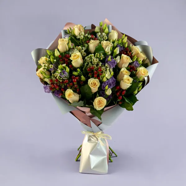 Букет из кремовых роз и эустом