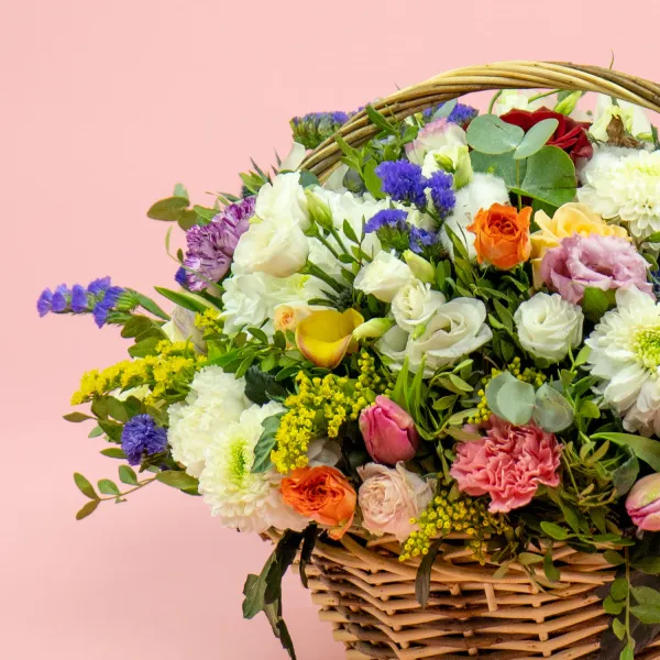 Хризантемы микс и эустом в корзине