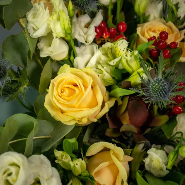 Букет из 9 роз, эустом и эрингиумов