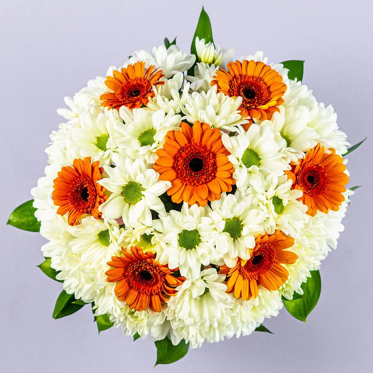 Герберы и хризантемы в коробке