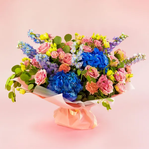 Букет из гортензий, роз и гвоздик