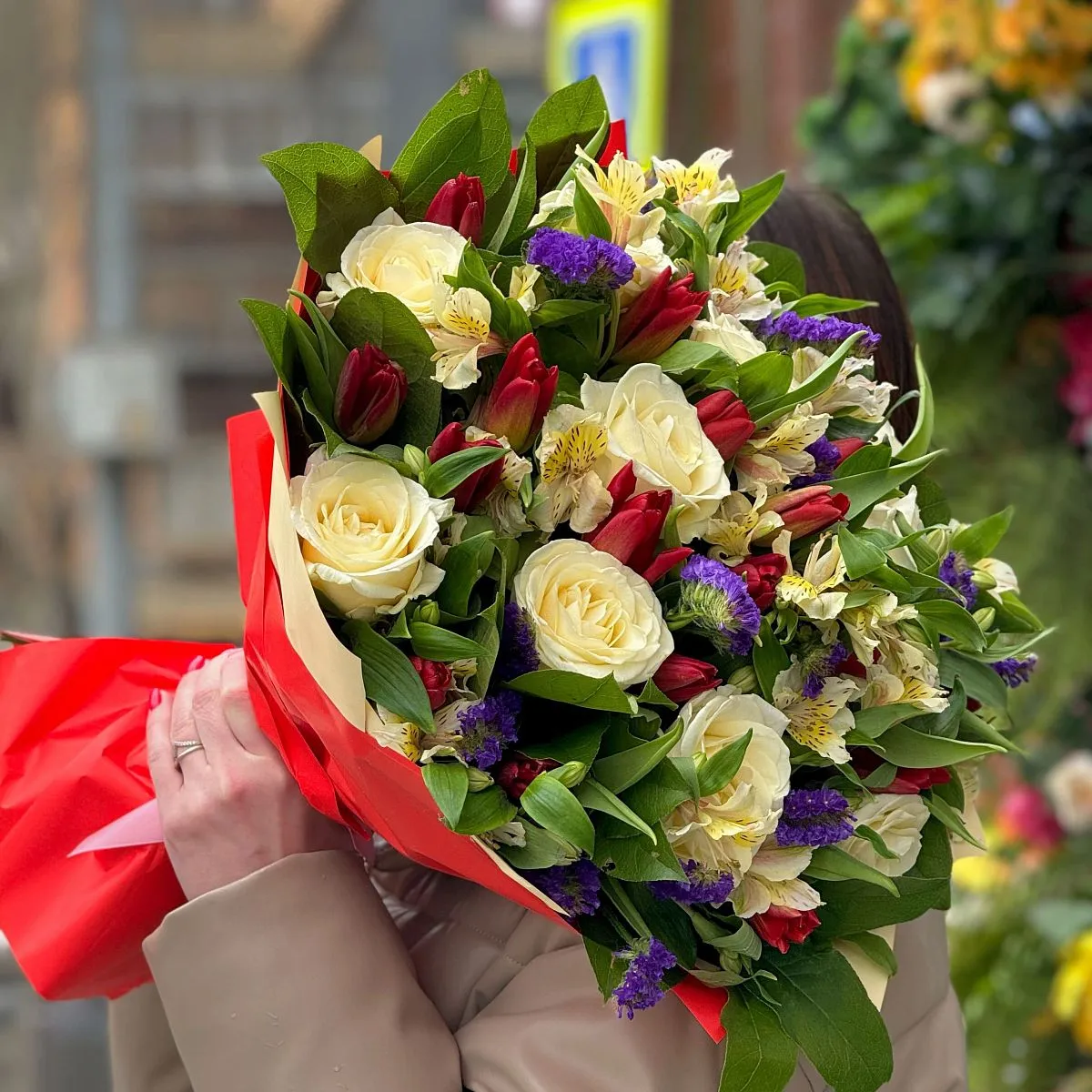 Букет из 10 роз и 21 тюльпана