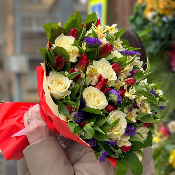 Букет из 10 роз и 21 тюльпана