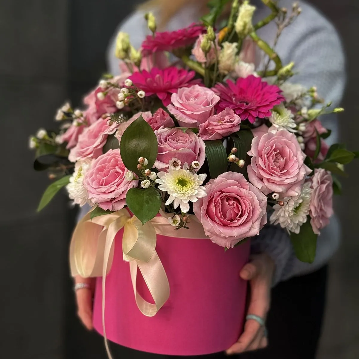 Хризантемы, розы и герберы в коробке