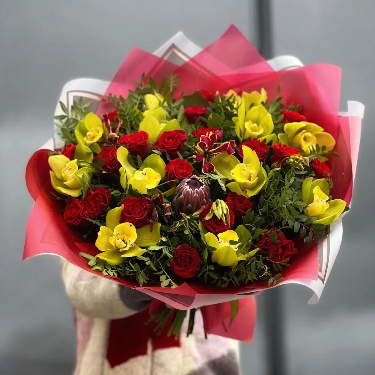 Огромный букет из роз и протеи