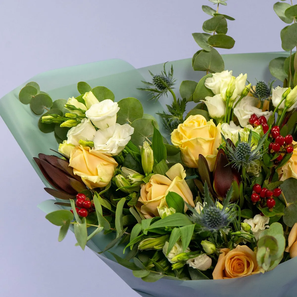 Букет из 9 роз, эустом и эрингиумов