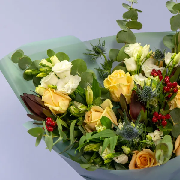 Букет из 9 роз, эустом и эрингиумов
