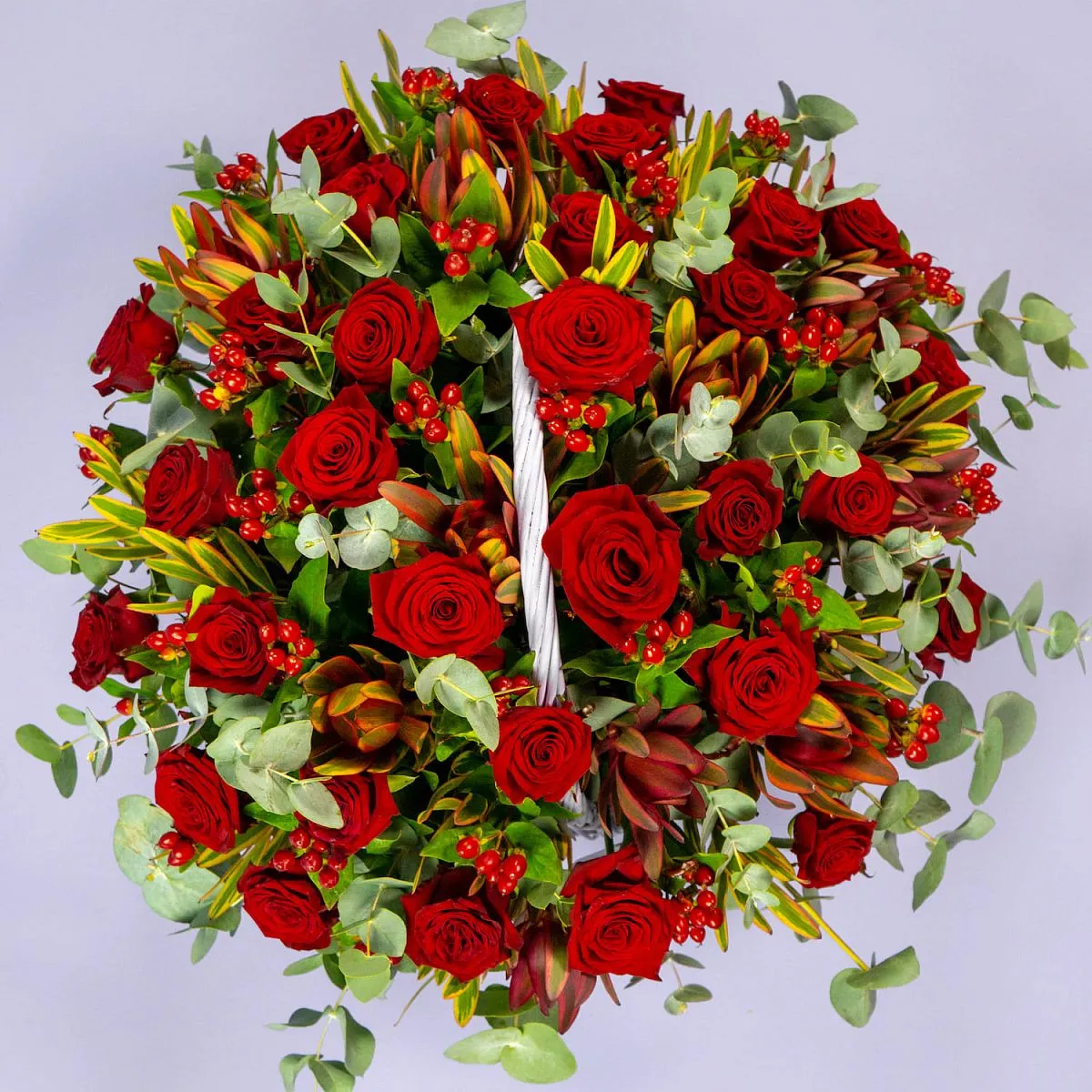 31 розы и эвкалипта в корзине